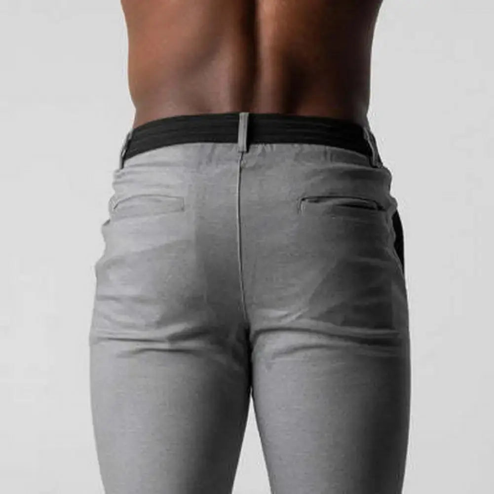 Rückansicht der grauen Stretch-Herrenhose mit Gesäßtaschen