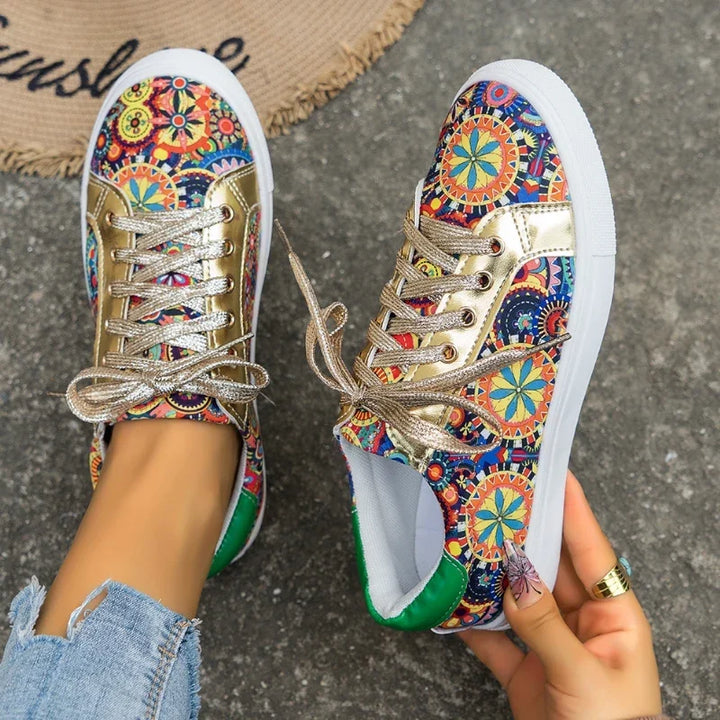 Ansicht von oben auf gemusterte Sneaker für Damen
