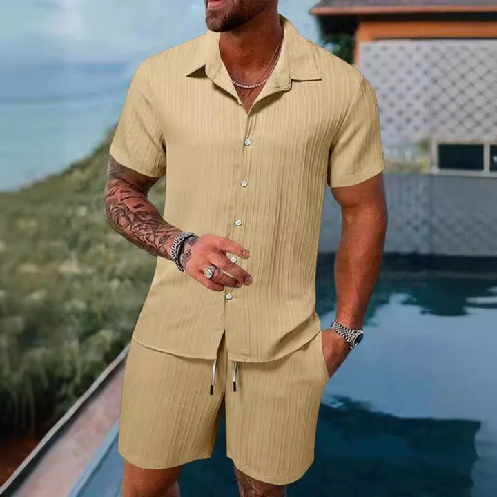 Herren Zweiteiler Sommer Set: Modisches Kurzarm Hemd und Shorts mit entspannter Passform.