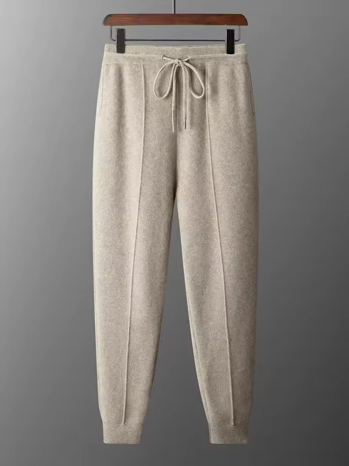 Eleganter Herren Strick Trainingsanzug in Beige, Ansicht der Hose mit elastischem Bund.