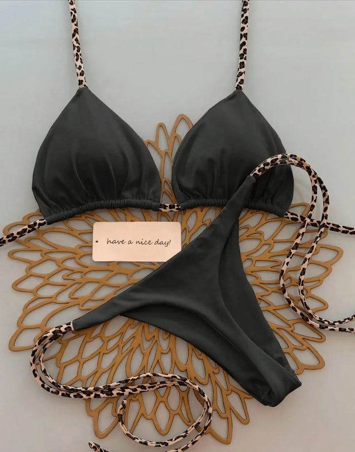 Damen Bikini-Set Leopardenmuster: Trendiger Tanga Bikini für den Strand, figurbetonte Bademode für Sommerurlaub.