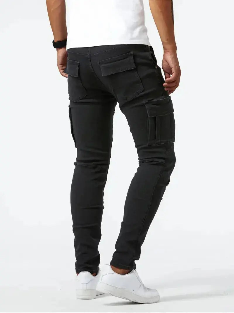 Schwarze Herren Slim Fit Jeans, eng geschnitten. Moderner Style für Streetwear & vielseitige Looks.
