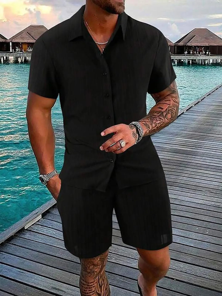 Sommerliches Herren Outfit: Zweiteiler mit stilvollem Kurzarm Hemd und bequemen Shorts.