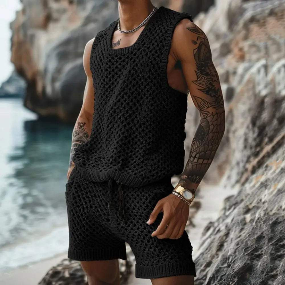 Herren Strick Zweiteiler in Beige, detailansicht der Shorts und des Tanktops für den Sommer