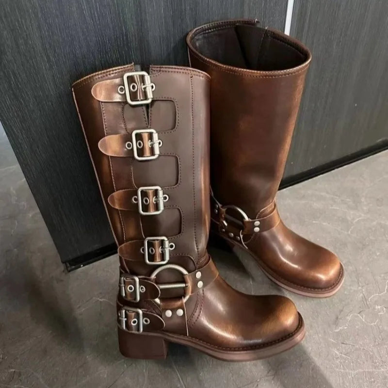 Elegante braune Damen Kniehohe Westernstiefel mit Zierschnallen und niedrigem Absatz für Komfort.