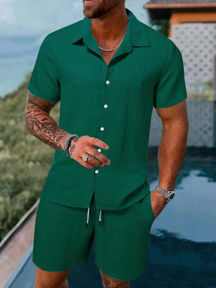 Herren Sommer Set: Lässiges Kurzarm Hemd und bequeme Shorts mit Strukturmuster für warme Tage.