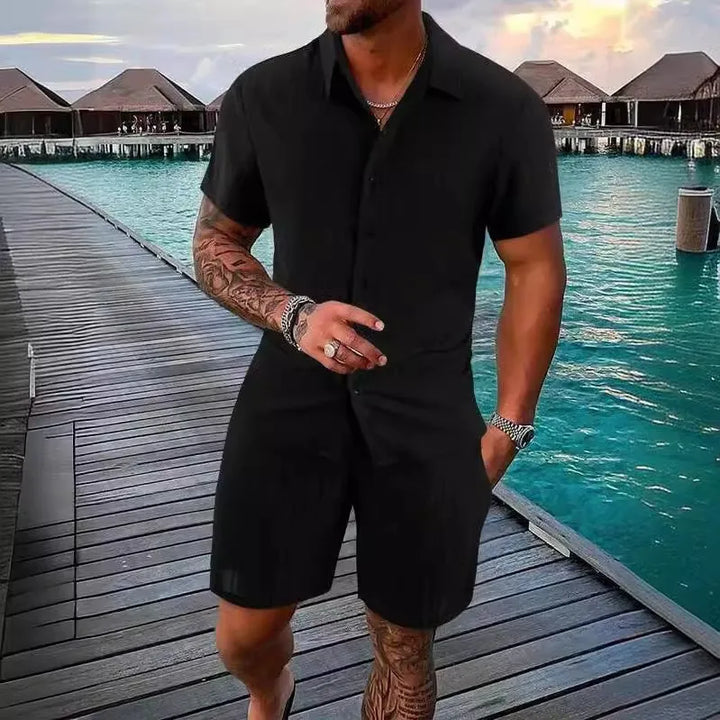 Vielseitiges Herren Sommer Set: Kurzarm Hemd und Shorts, passend für Stadt, Strand und Freizeit.