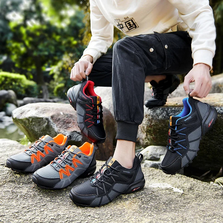 Bequeme Trekkingschuhe für Herren in Schwarz von der Seite