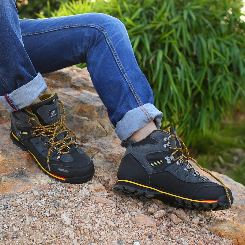 Stabile Herren Wanderstiefel, knöchelhoch, mit extra Profil für hervorragende Rutschfestigkeit auf unebenem Terrain.