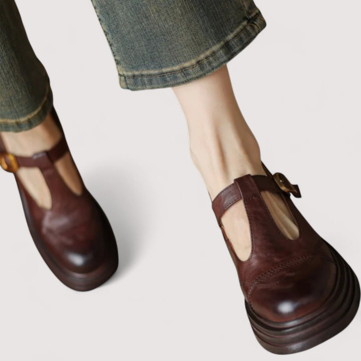 Elegante Mary Jane Schuhe für Damen mit klassischem T-Riemen in der Seitenansicht