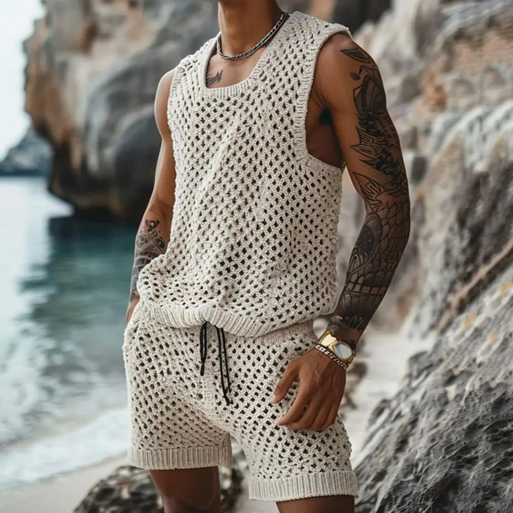 Herren Sommer Strick-Set in Creme vor malerischer Strandkulisse