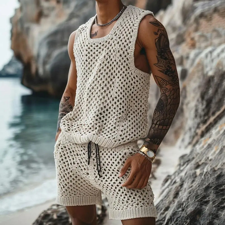 Herren Sommer Strick-Set in Creme vor malerischer Strandkulisse