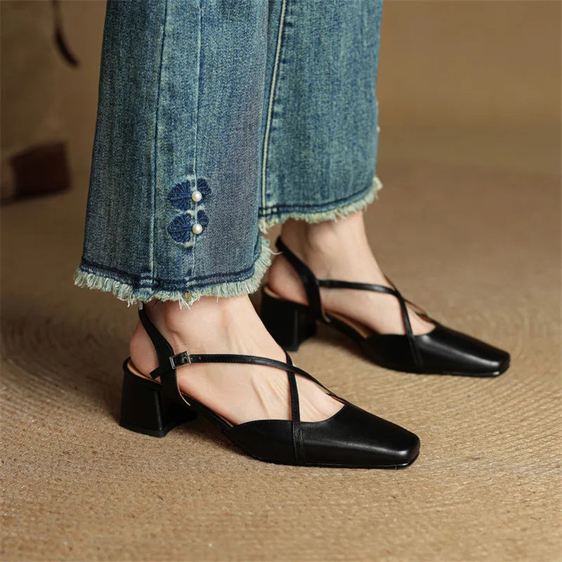 Schwarze Damen Pumps mit Blockabsatz und Riemchendesign.