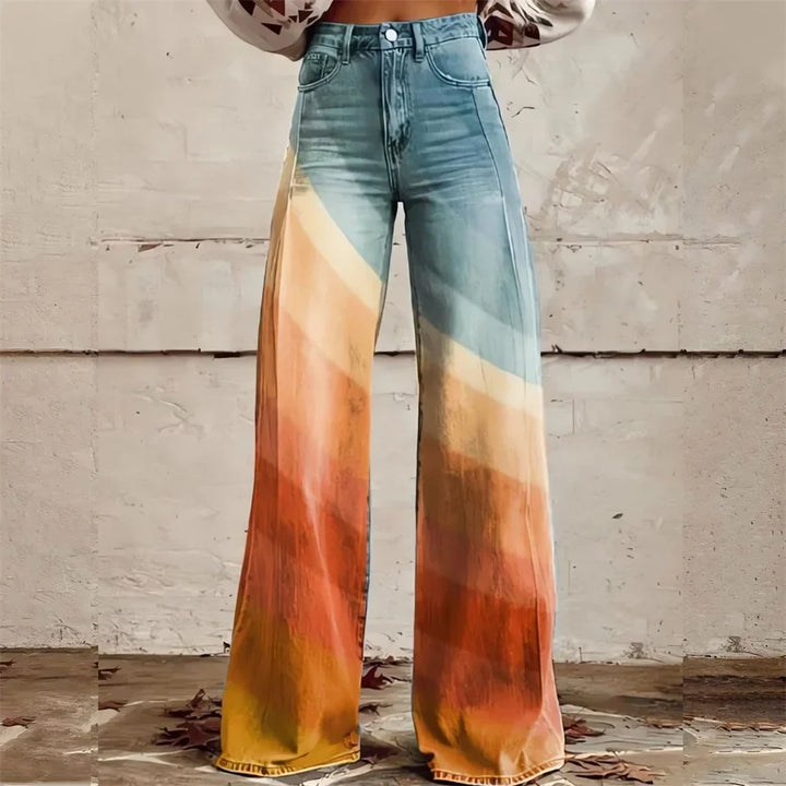 Trendige Damen Print Schlagjeans, hochgeschnitten und auffällig bedruckt, ideal für individuelle Statement-Outfits.