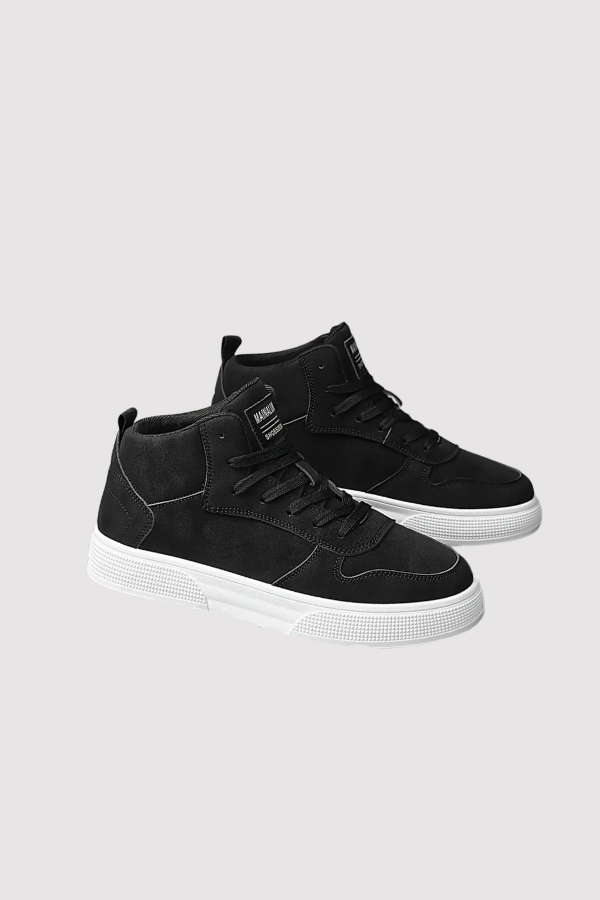 Schwarze Herren Sneaker mit weißer Sohle in moderner Ansicht