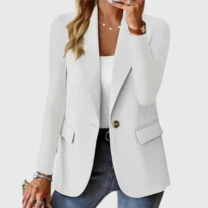 Eleganter Damen-Blazer in bequemer Regular Fit Passform, ideal für seriöse und schicke Anlässe.