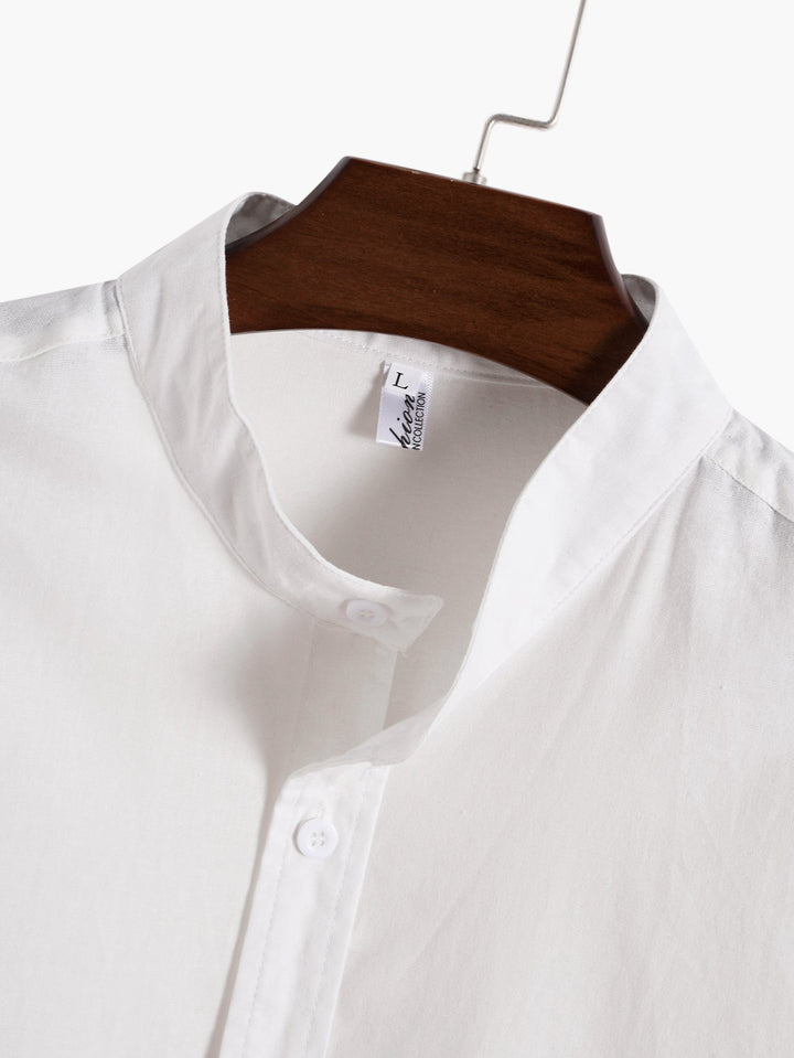 Herren im Sommeroutfit, bestehend aus stilvollem Hemd und Hose