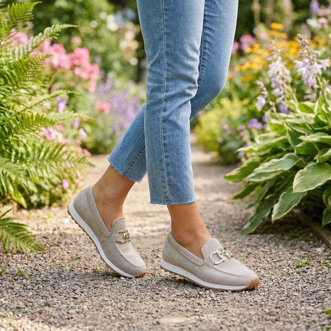 Moderne orthopädische Damen Loafer Sneakers, atmungsaktiv und bequem für lange Tage.