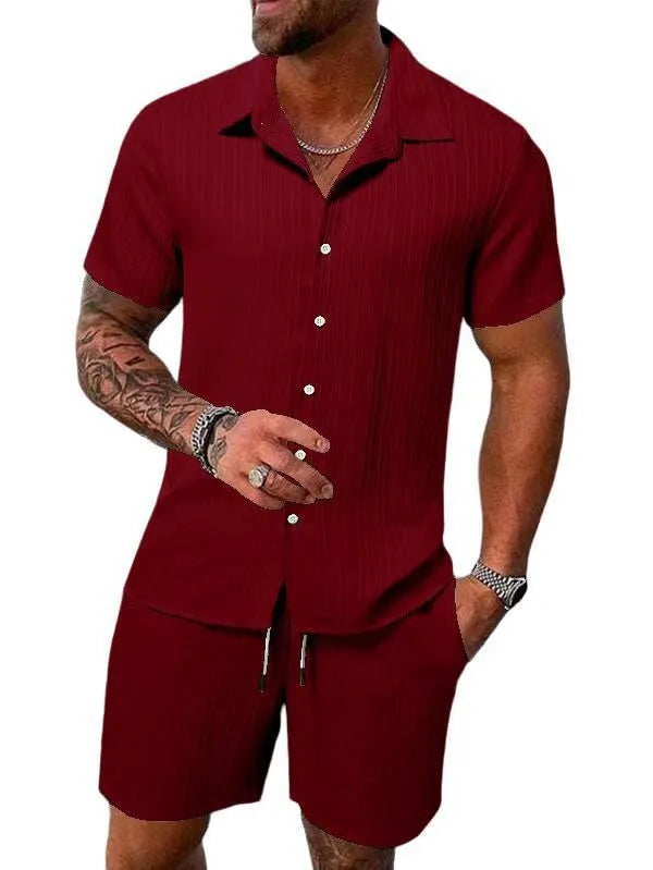 Entspanntes Herren Sommer Outfit: Kurzarm Hemd & lässige Shorts für entspannte Stunden im Freien.