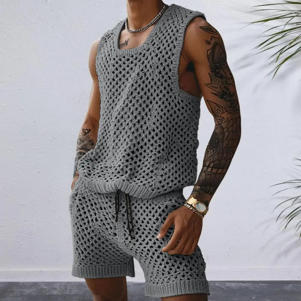 Stilvoller Herren Strand Zweiteiler, gestricktes ärmelloses Oberteil und kurze Hose im Set