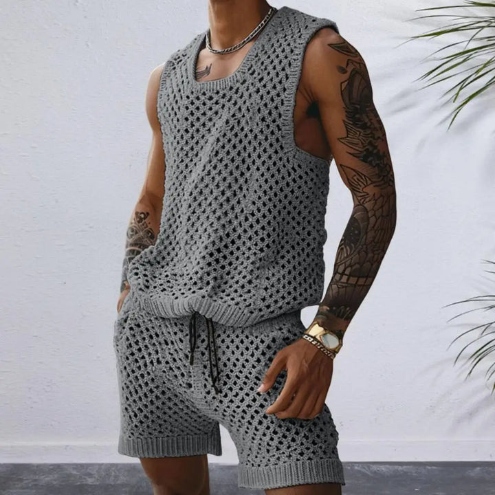 Stilvoller Herren Strand Zweiteiler, gestricktes ärmelloses Oberteil und kurze Hose im Set