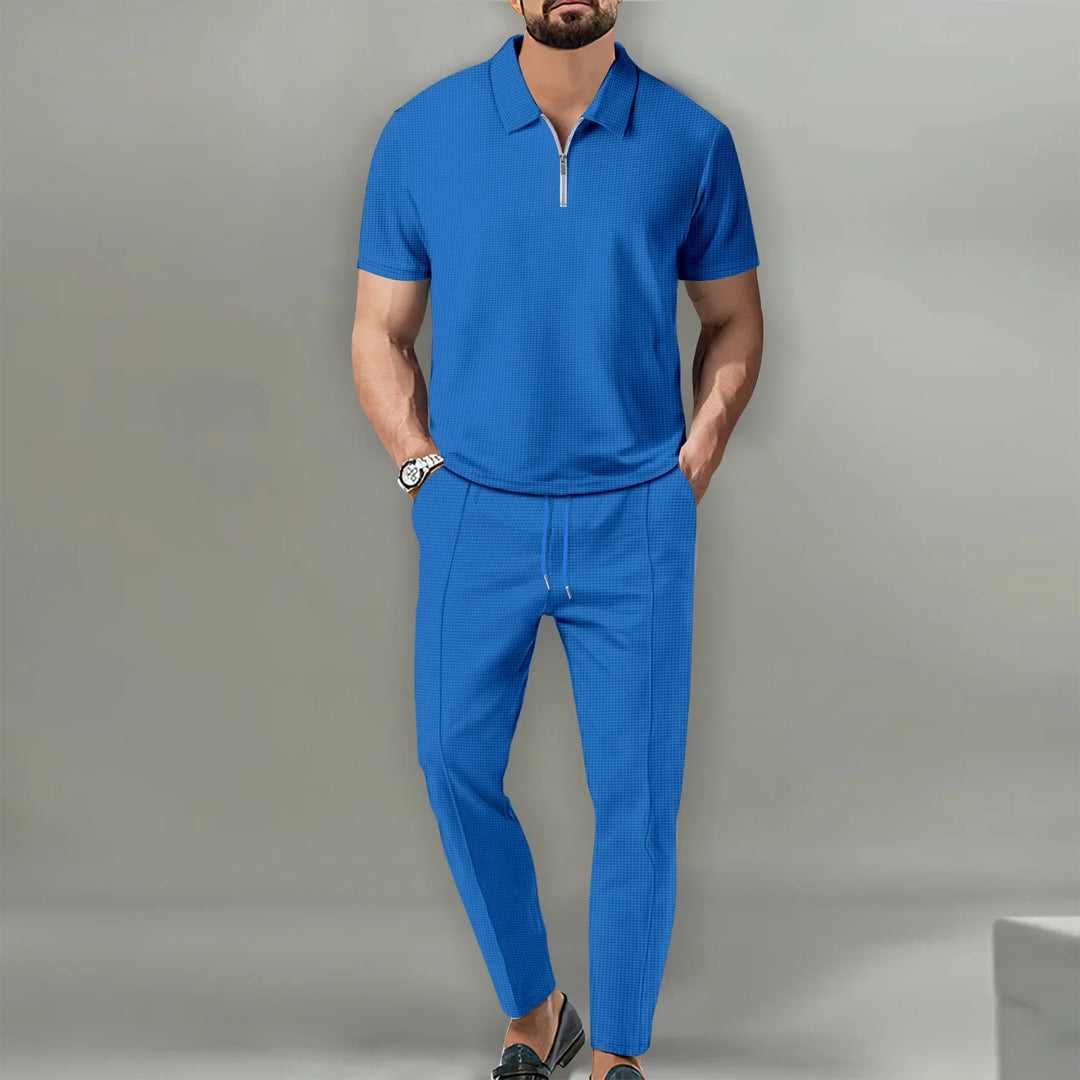 Stylisches blaues Poloshirt mit Strukturmuster und passenden Shorts.