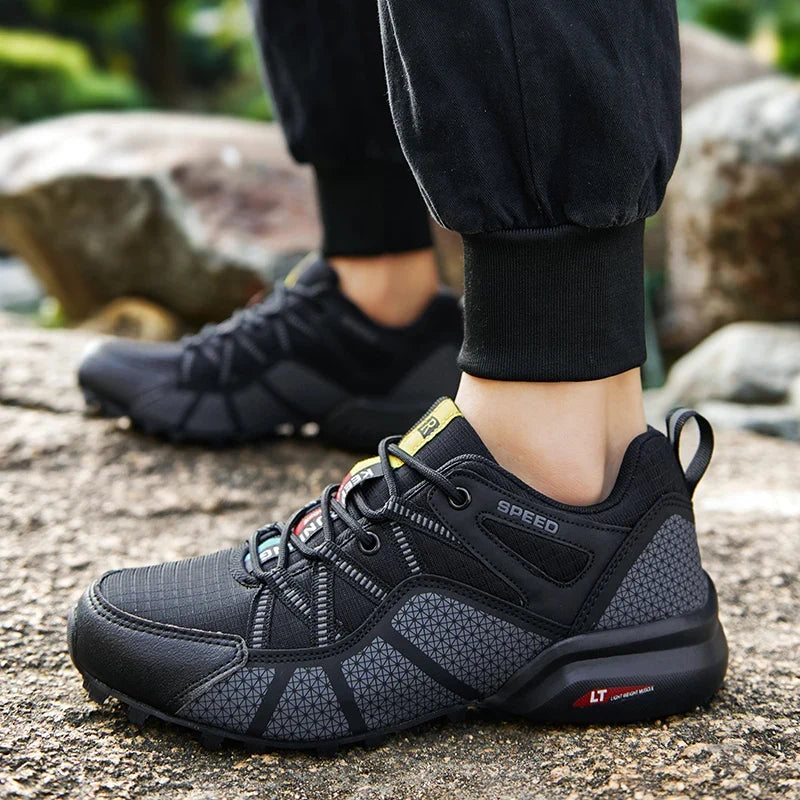 Herren Wanderschuhe Schwarz getragen auf steinigem Untergrund im Freien