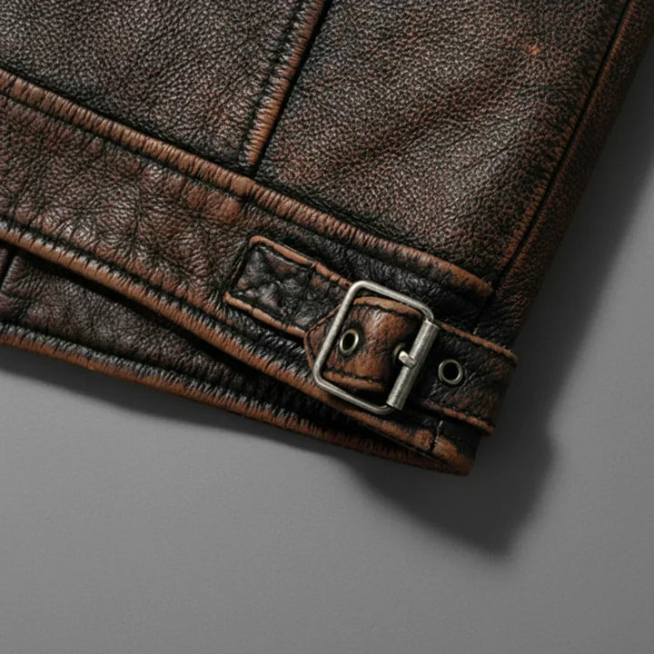Schwarze Herren Vintage Lederjacke mit Reißverschlusstaschen, moderne Passform für stilbewusste Männer.