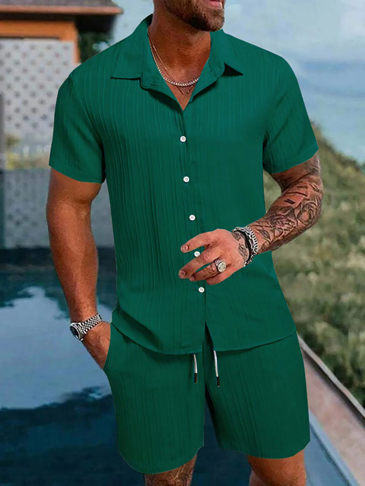 Modernes Herren Sommer Set: Kurzarm Hemd mit dezenter Textur und bequeme Shorts.