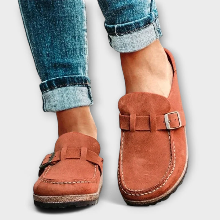 Damen orthopädische Mokassins in Orange kombiniert mit blauer Jeans