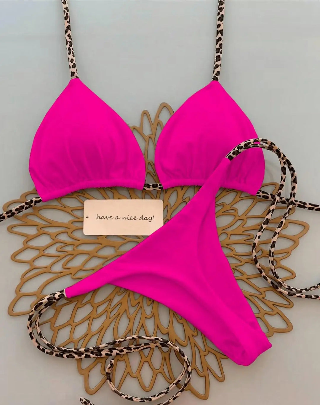 Fashion Model am Strand: Trägt trendigen Damen Leoparden Bikini, stylisches Sommeroutfit für Urlaub.