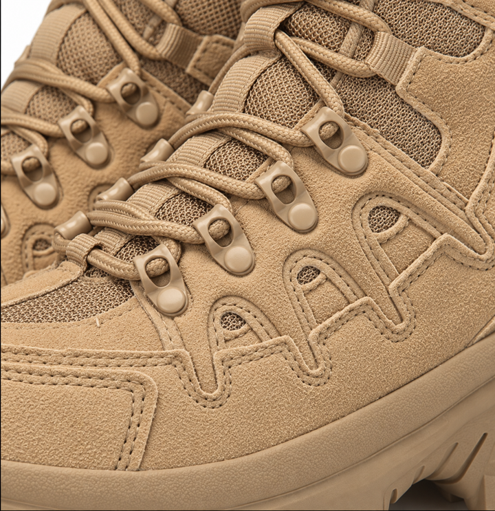 Nahaufnahme der Schnürung und Detailstruktur von Khaki Outdoorstiefeln