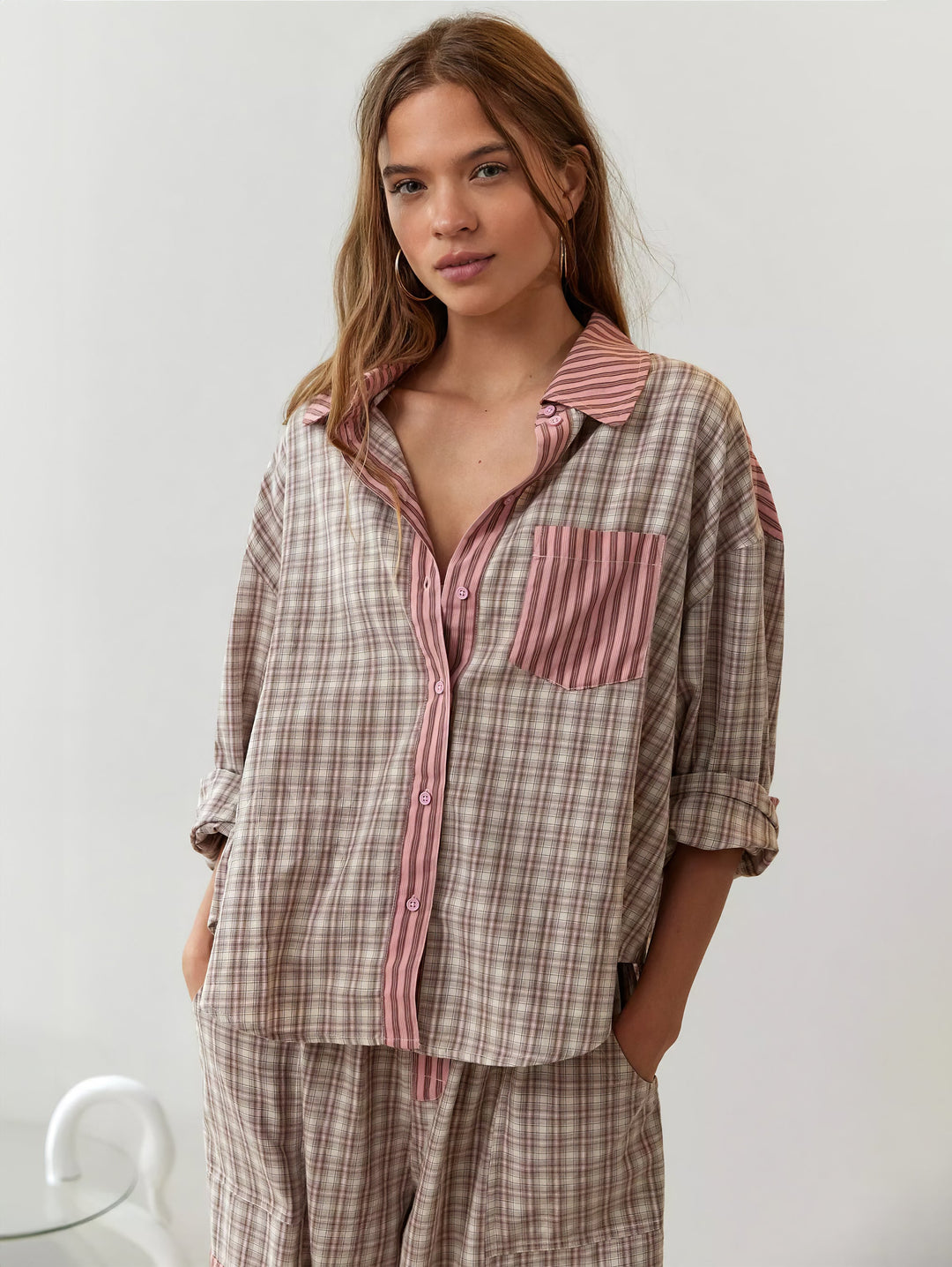 Blaues Damen-Pyjama-Set aus weichem Stoff, perfekt für gemütliche Freizeit und elegante Nachtruhe.
