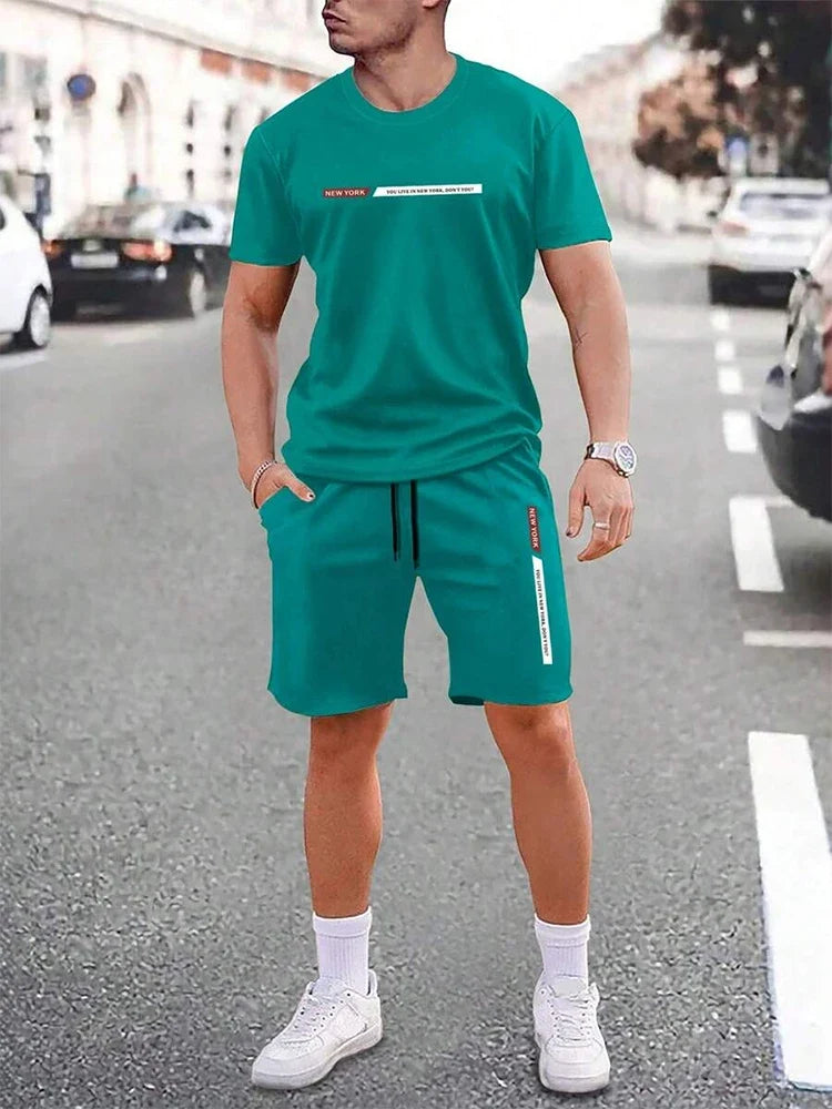 Herren T-Shirt Set in Türkis mit passenden Shorts und Sneakern im urbanen Sommer-Look
