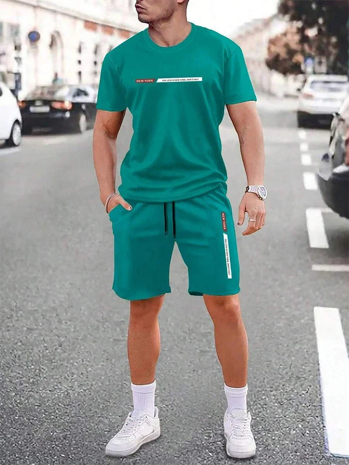 Herren T-Shirt Set in Türkis mit passenden Shorts und Sneakern im urbanen Sommer-Look