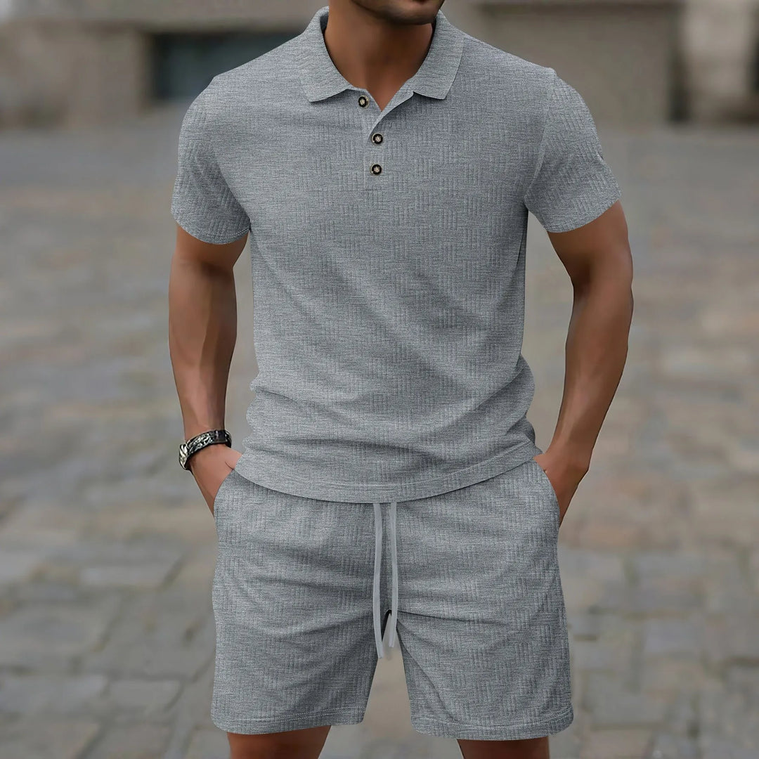 Herren Sommer Polo-Set in Grau präsentiert von einem Model