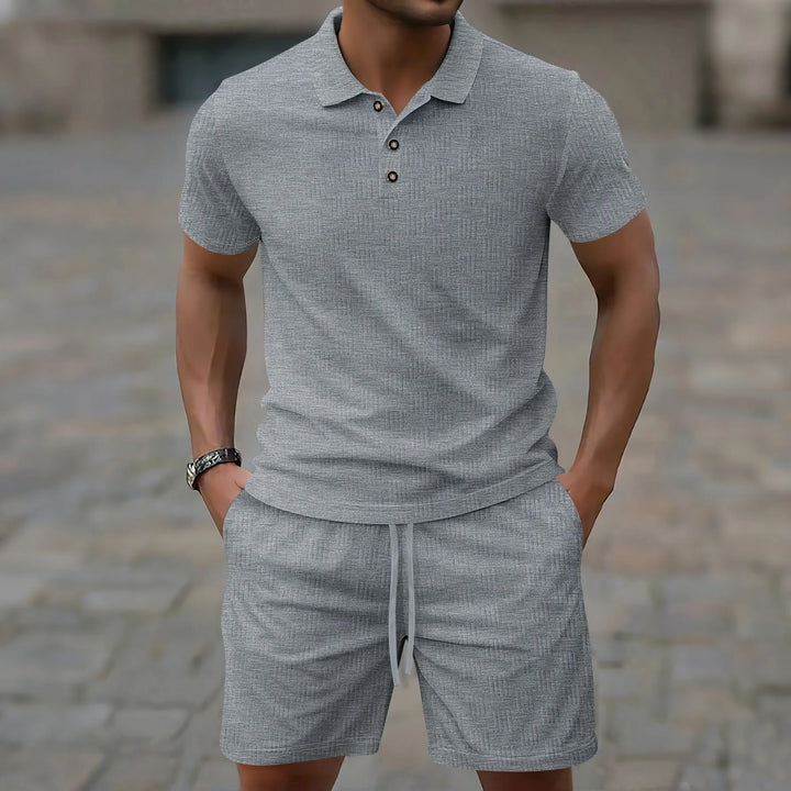 Herren Sommer Polo-Set in Grau präsentiert von einem Model