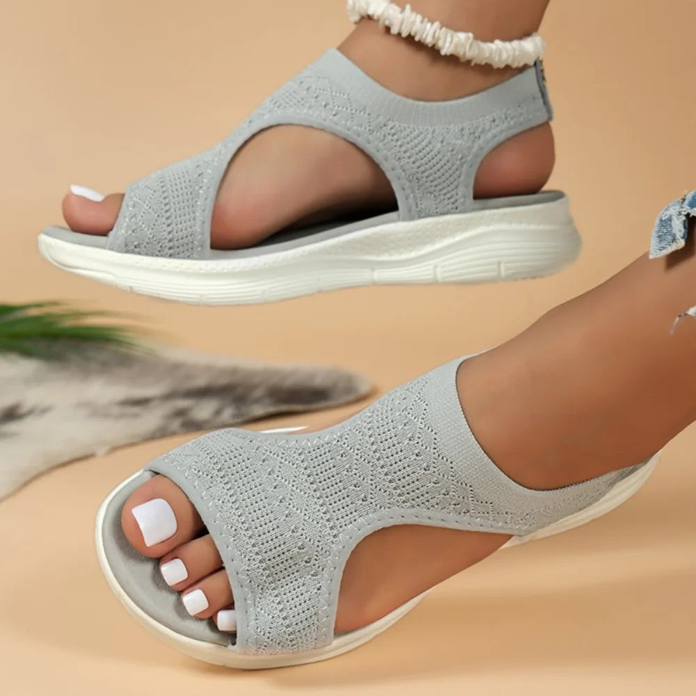 Orthopädische Damen Sandalen von oben, zeigen die breite Passform und verstellbare Klettverschlüsse.