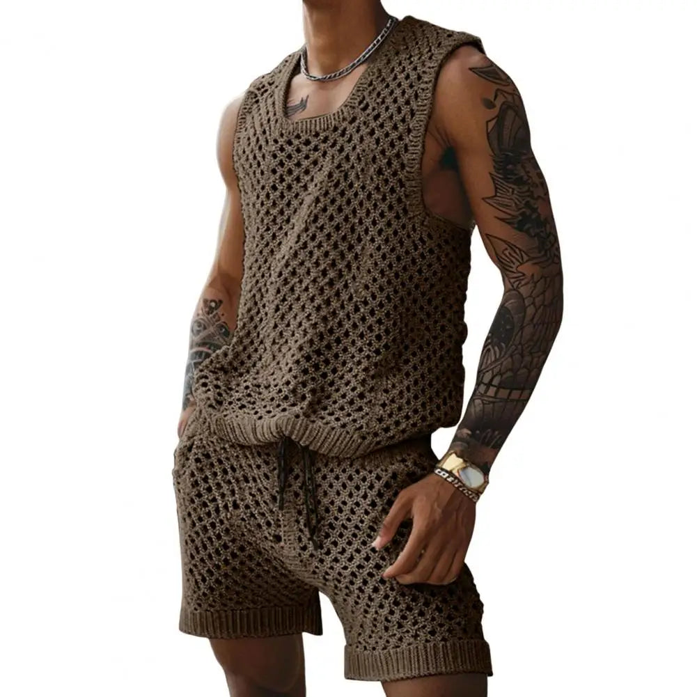 Männliches Sommer Freizeit Set aus leichtem Strickmaterial mit Tanktop und passenden Shorts