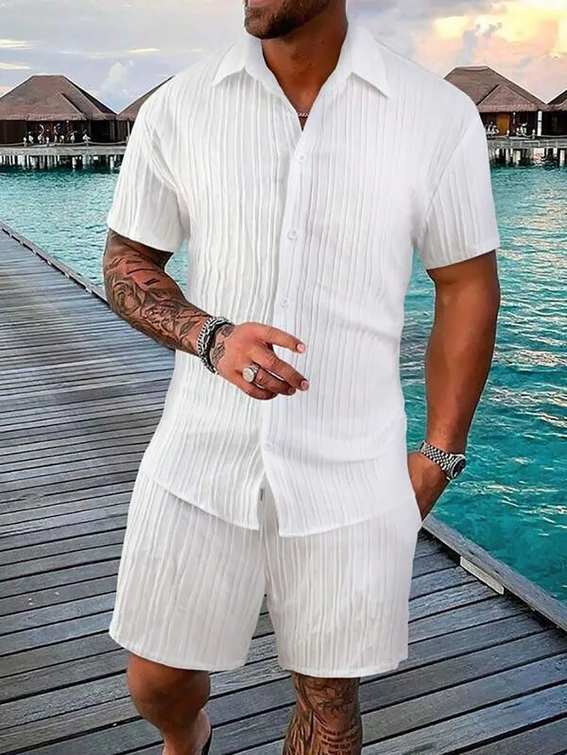 Männer Sommer Outfit: Zweiteiler mit lockerem Kurzarm Hemd und passenden Freizeit Shorts.