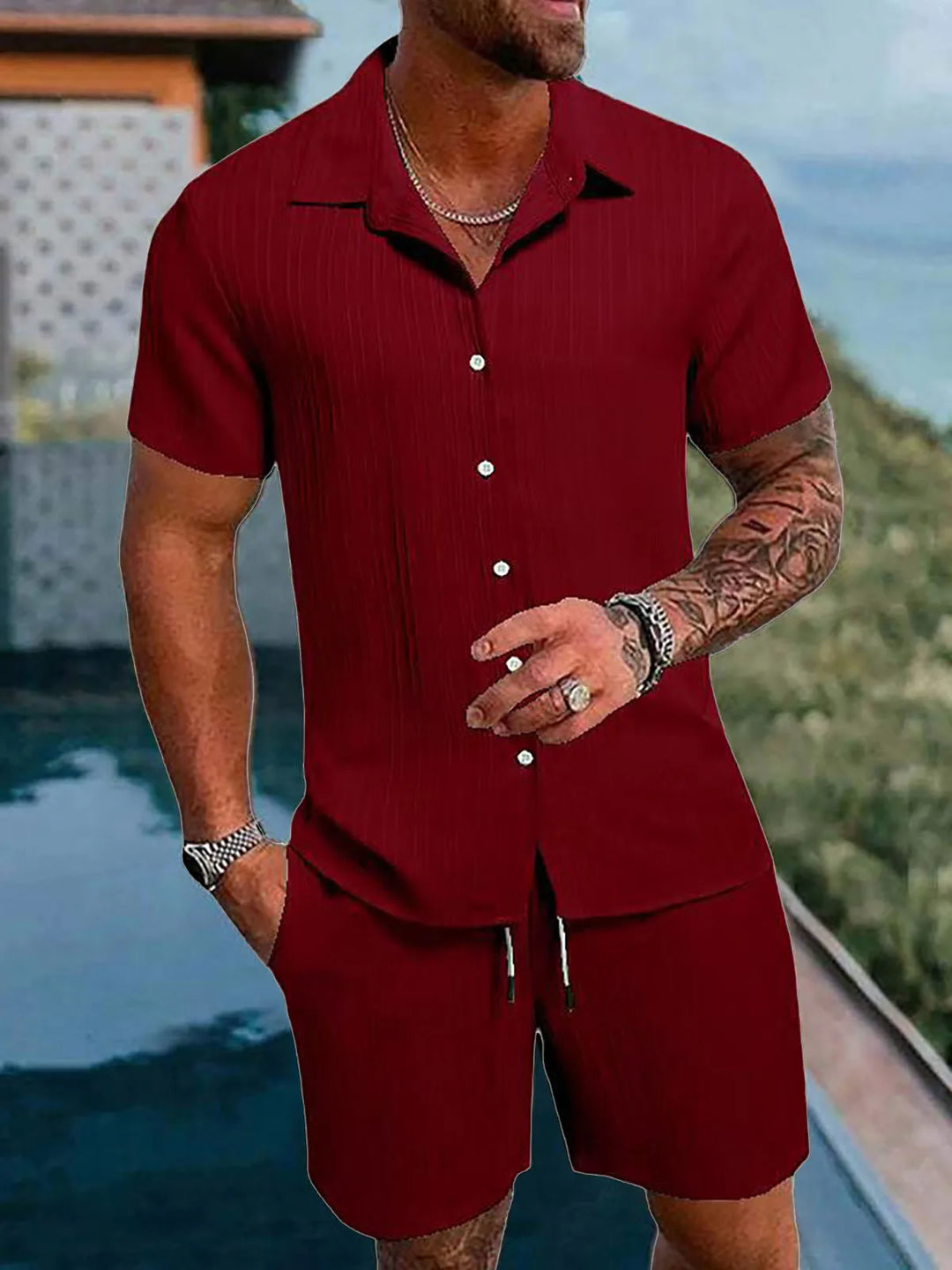 Herrenmode Sommer Set: Lässiges Hemd mit Strukturmuster und passende Shorts für entspannte Looks.