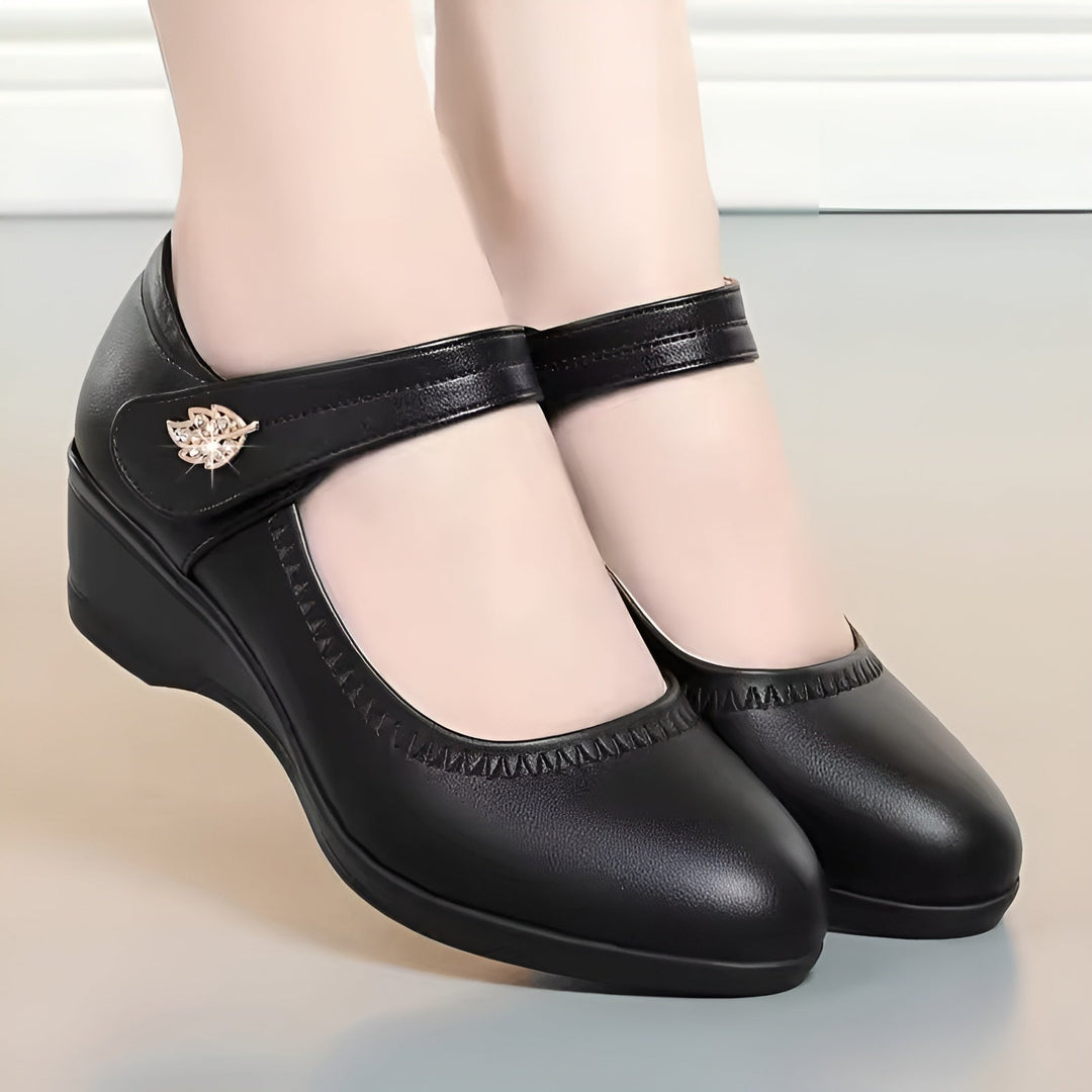 Schwarze Damen Keilabsatz Schuhe mit Riemenverschluss im Studio