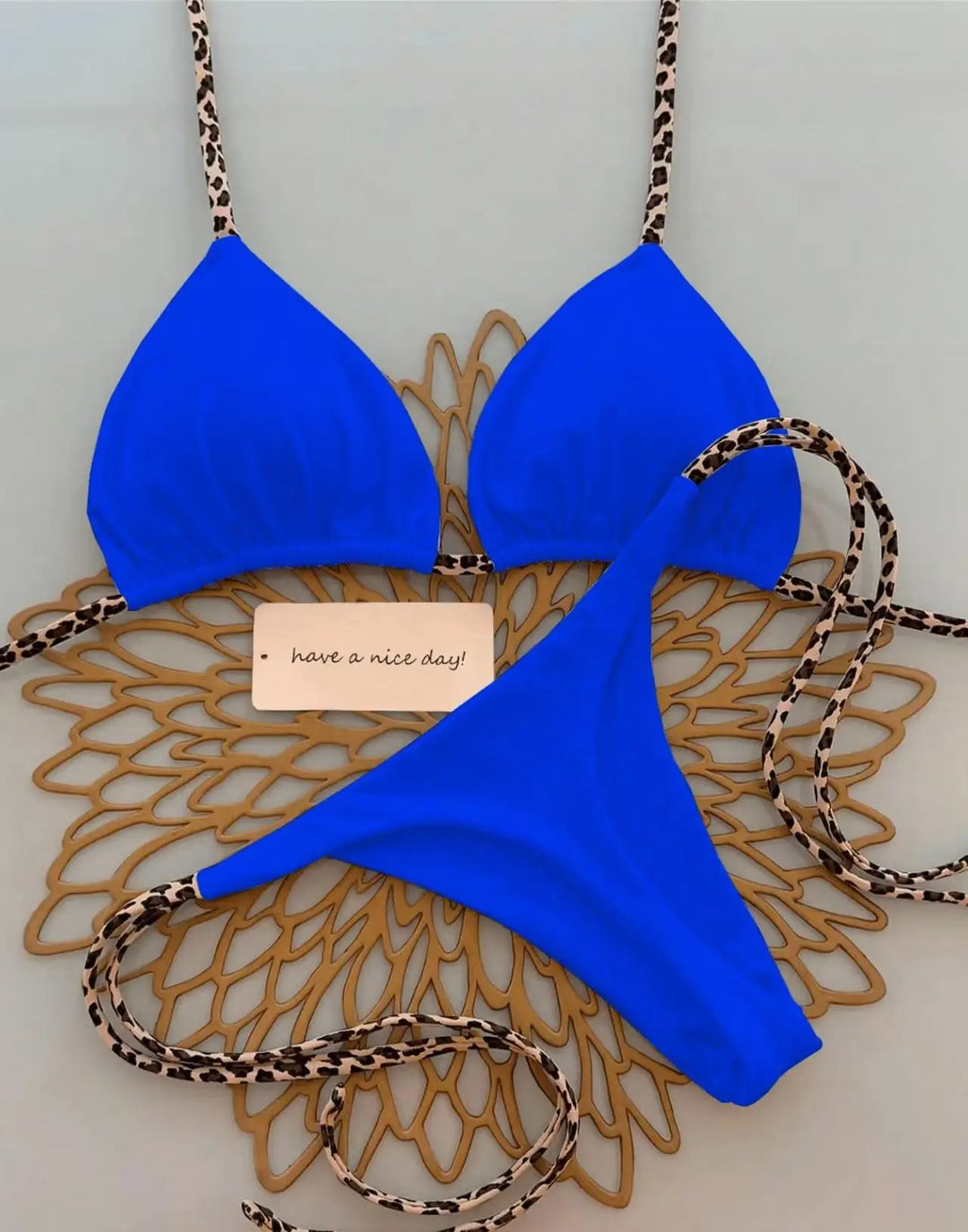 Rückenansicht Leoparden Tanga Bikini: Trendiges Damen Bikini-Set, stylische Strandmode für den Sommer.