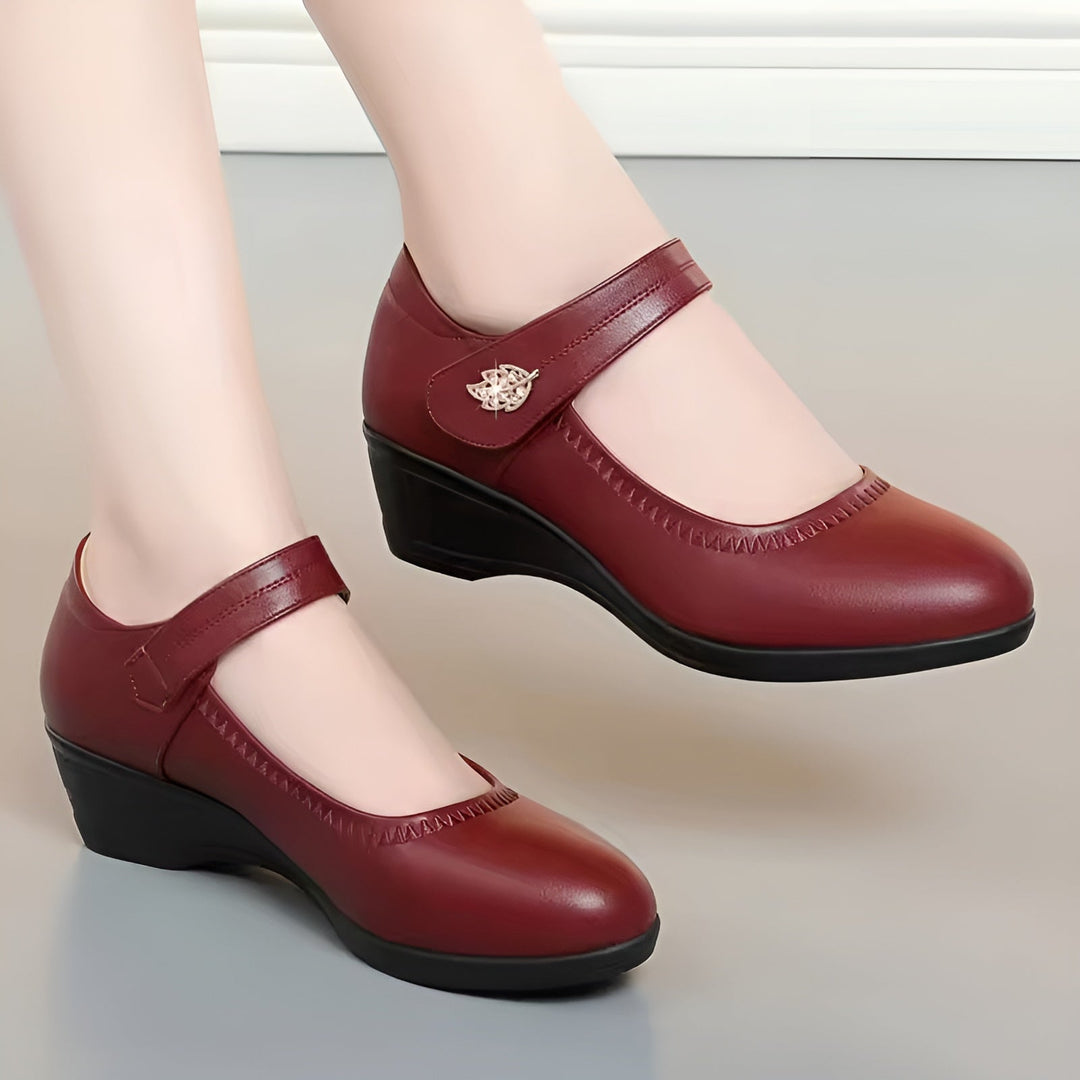 Stilvolle Damenschuhe mit Keilabsatz und Riemen für einen eleganten Look