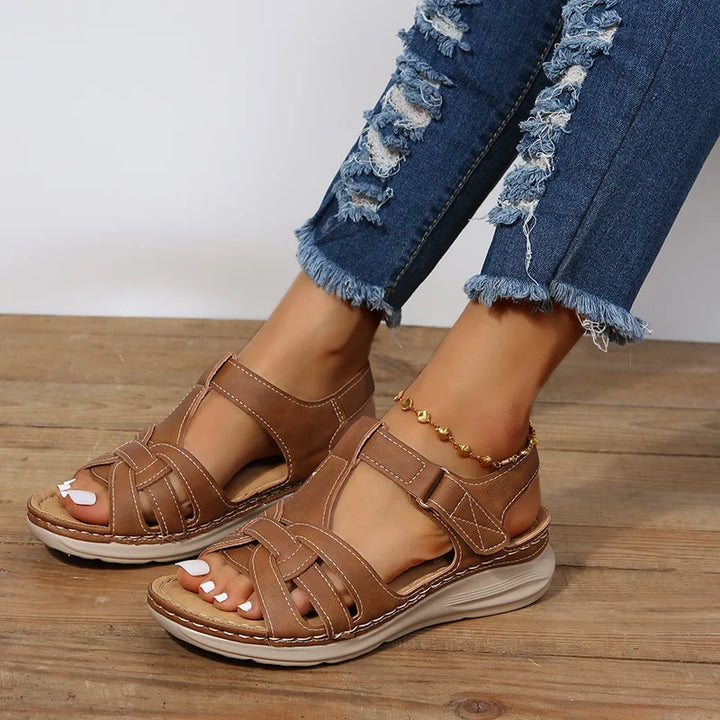 Orthopädische Damen Sandalen in Braun mit Fußgewölbeunterstützung, ideal für stilvollen Alltagskomfort.
