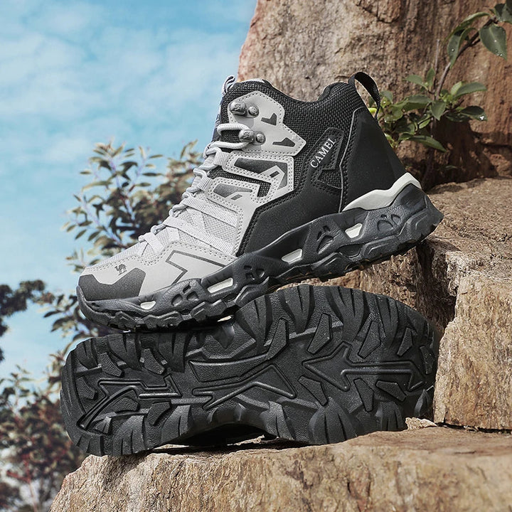 Grau-weißer Herren Wanderstiefel auf Stein, für Outdoor-Einsätze