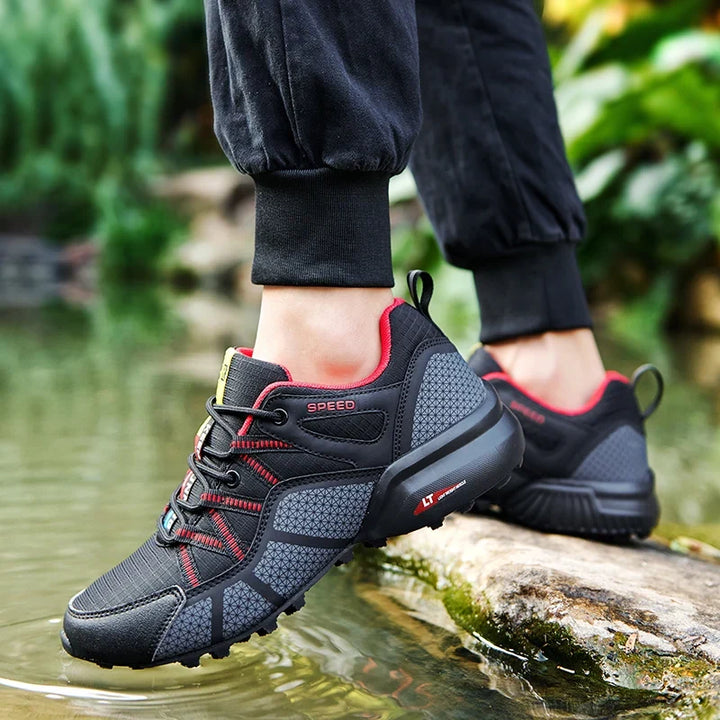 Schwarze Herren Wanderschuhe mit rutschfester Profilsohle im Detail