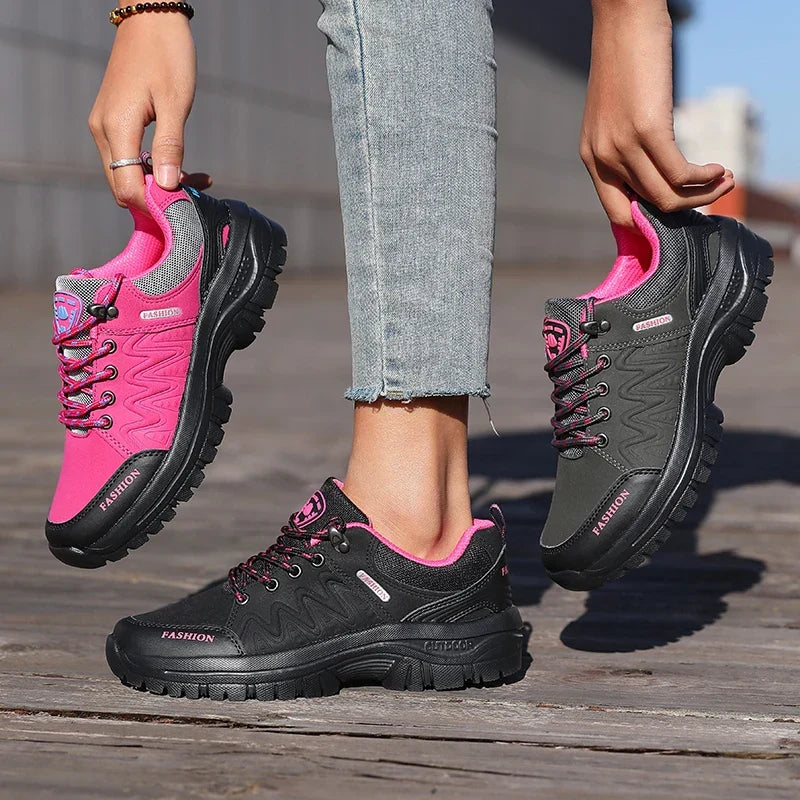 Wasserdichte Damen Wanderschuhe beim Trekking im Gelände