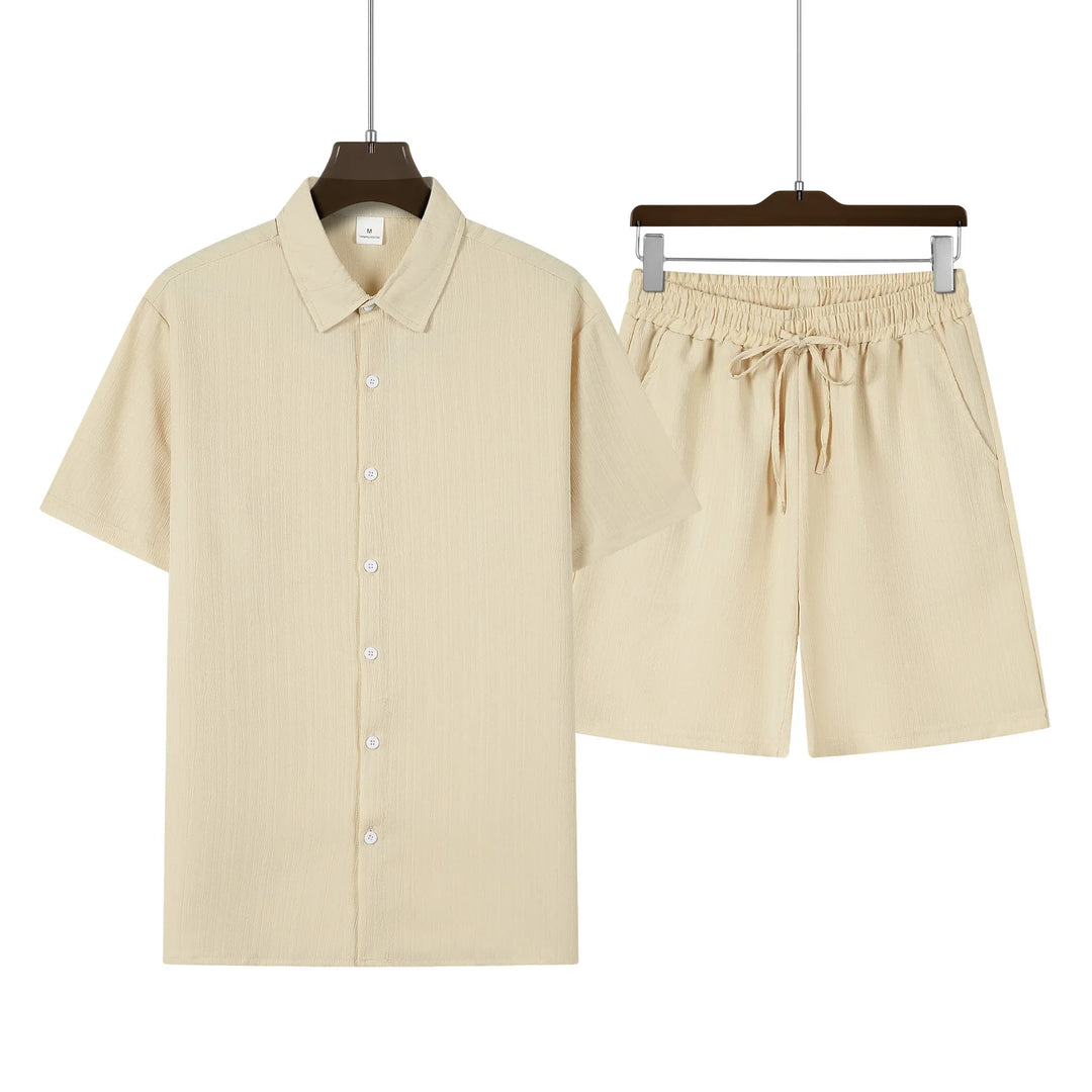 Stilvolles Herren Sommeroutfit bestehend aus leichtem Hemd und Shorts