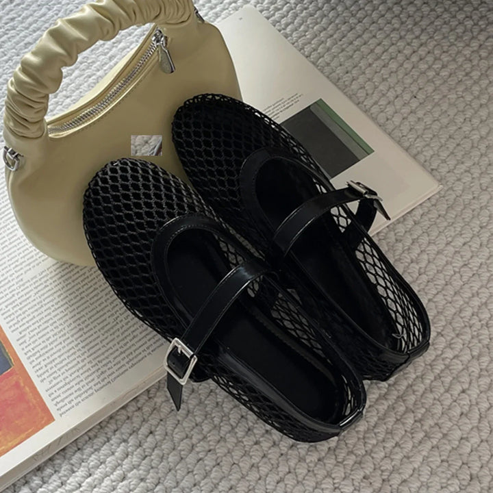 Bequeme Sommerschuhe für Damen aus leichtem Mesh-Material von der Seite